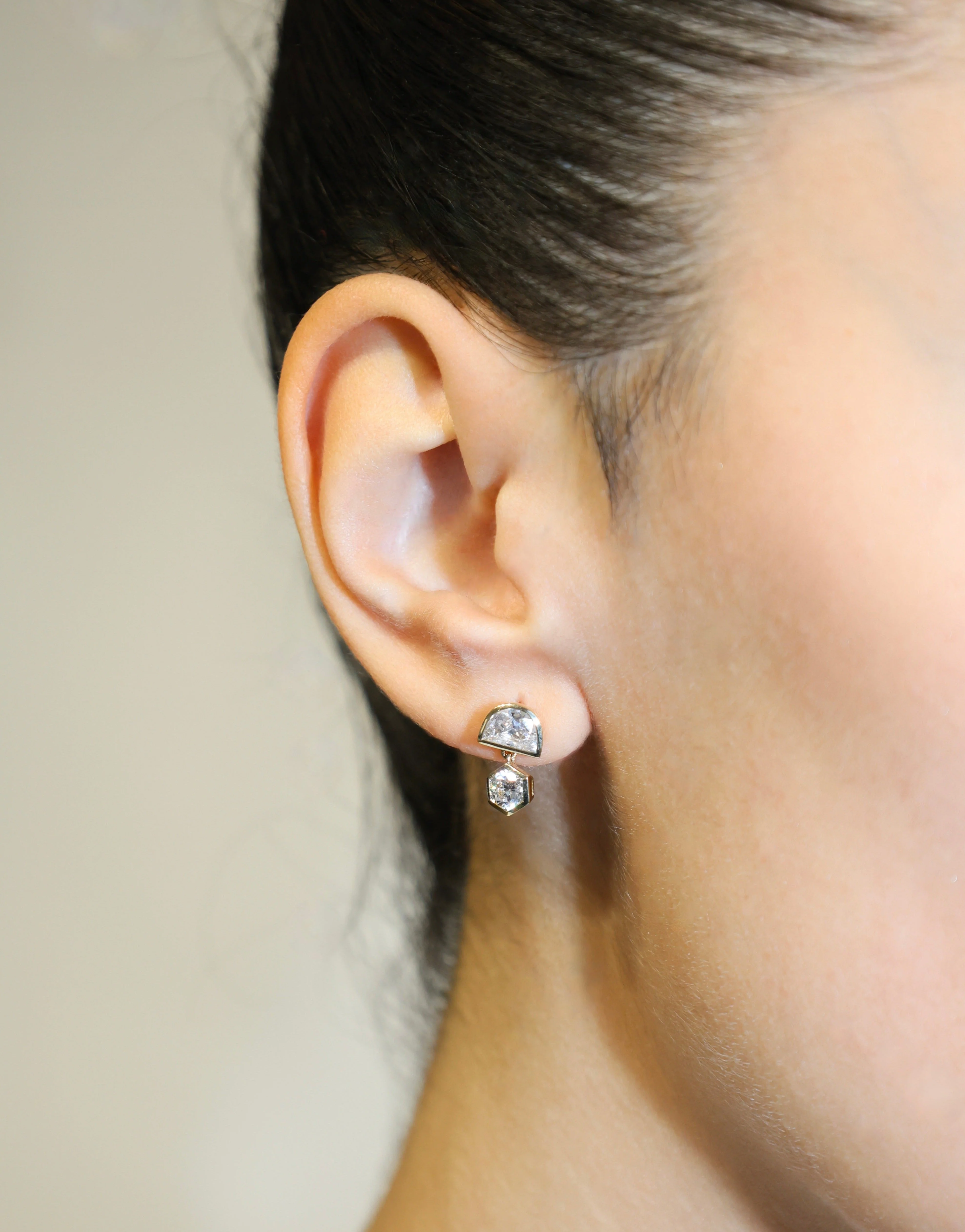 THE CRESCENT-ROUND DROP EARRINGS - Image 4