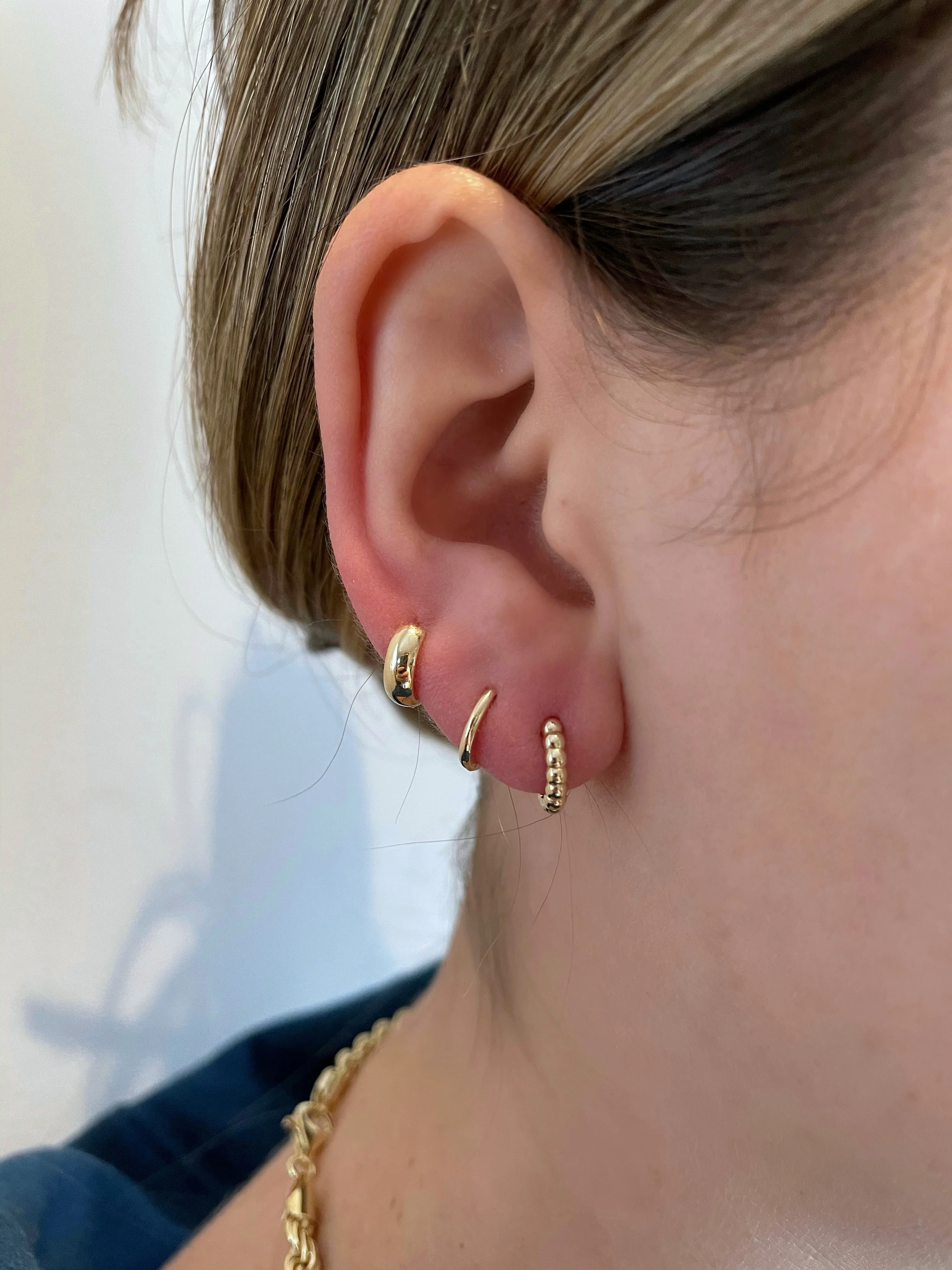 THE ROUNDED GOLD HUGGIES - Image 3