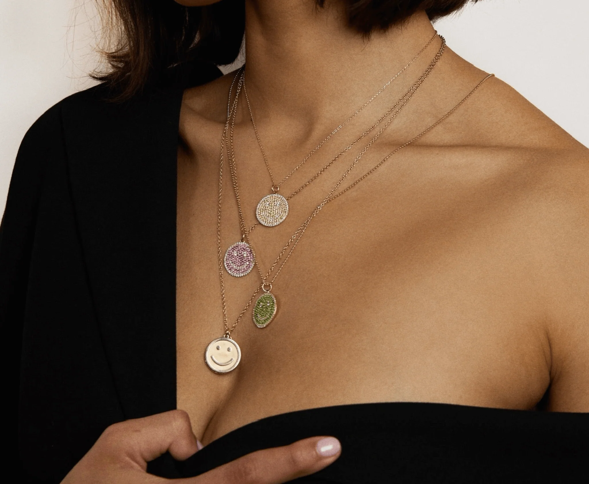 THE PAVÉ HAPPY FACE PENDANT - Image 15